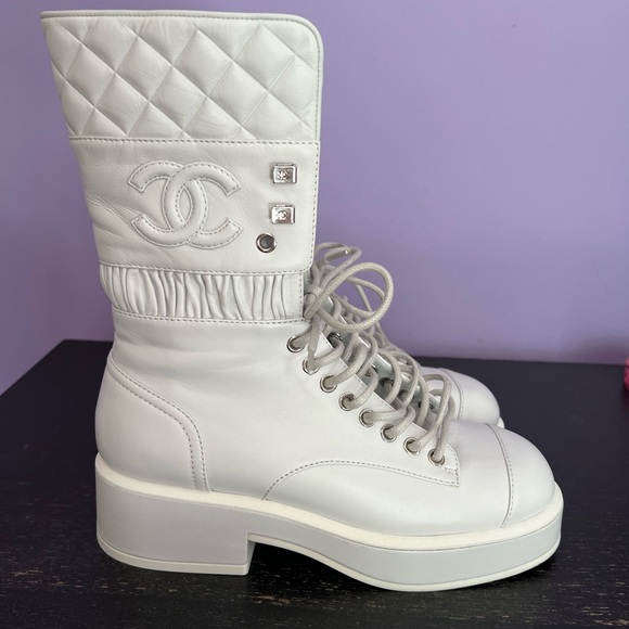 SOLD!!!Chanel white leather quilted combat 2021 collection lace up boots 35 - Picture 3 of 17